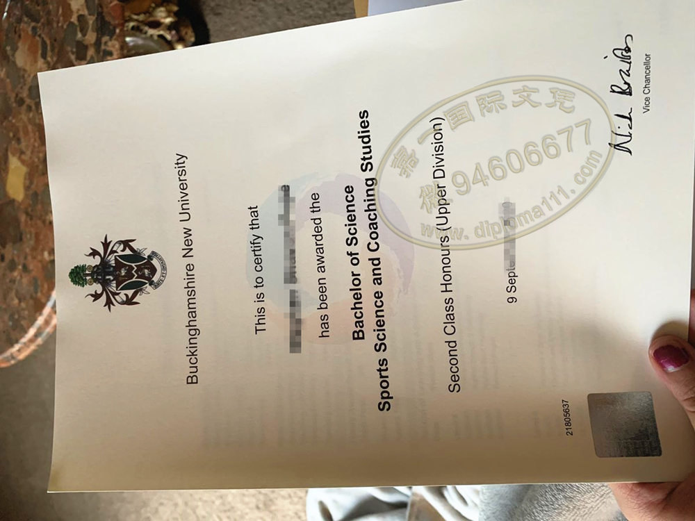 手持白金汉郡新大学学位证拍照，代理英国BNU文凭补办渠道/